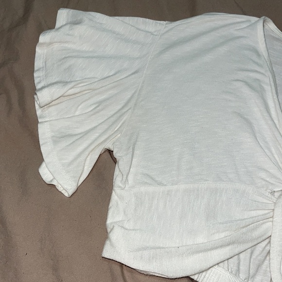 White tied front crop top with flare sleeves - Picture 3 of 4